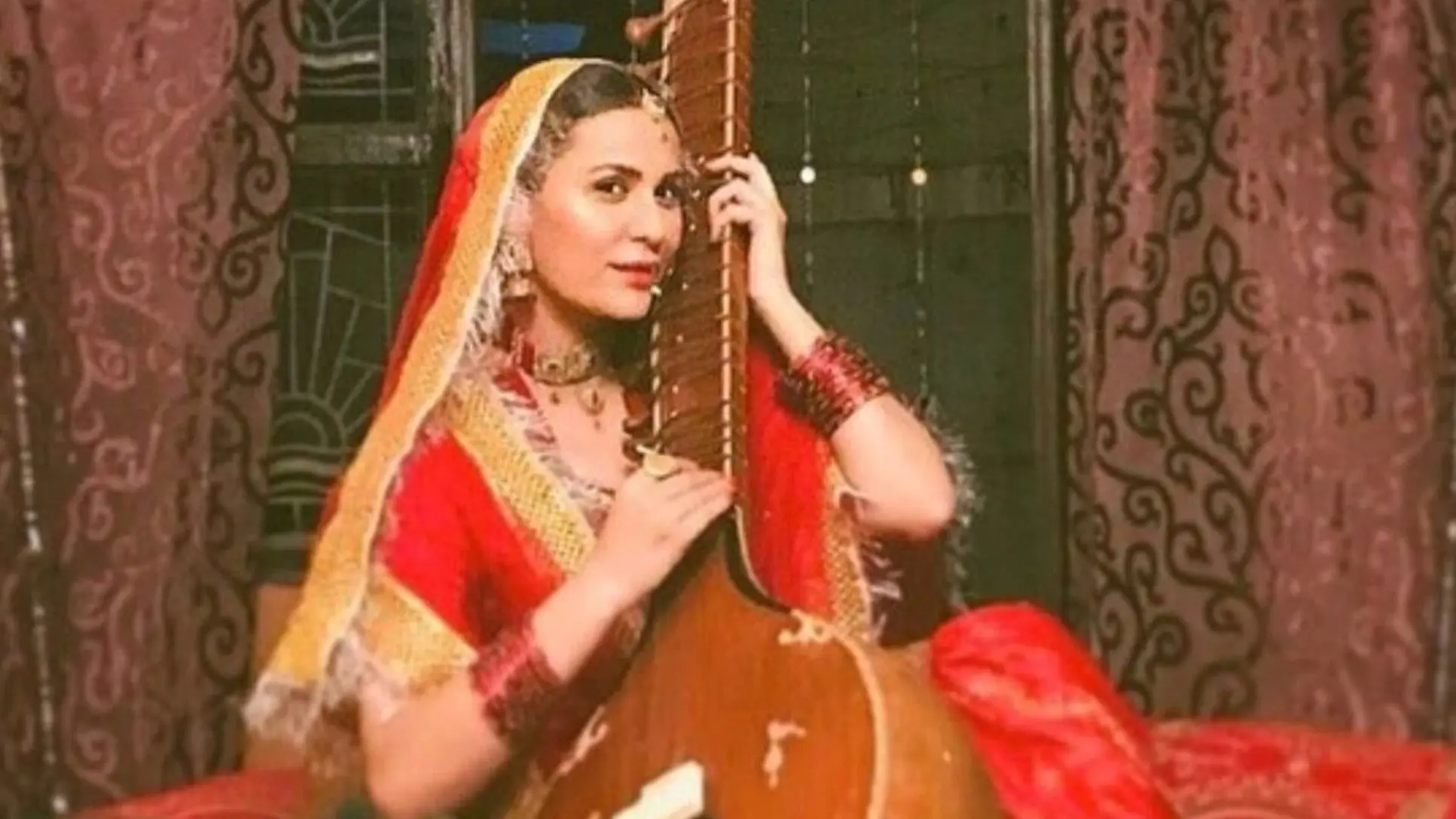 Deewar-e-Shab backdrop