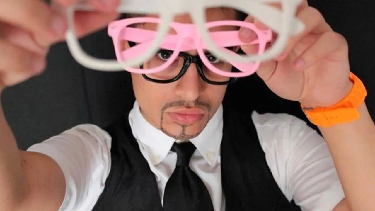 Vincent Finch: Diario de un ego backdrop