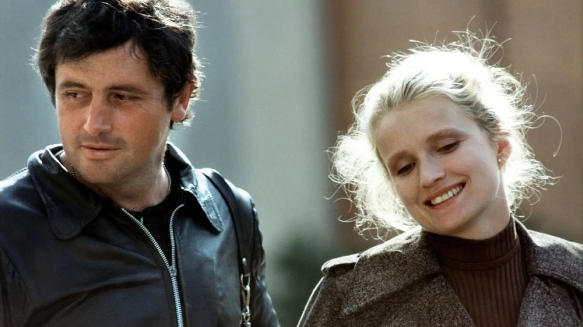 Cousin, Cousine backdrop