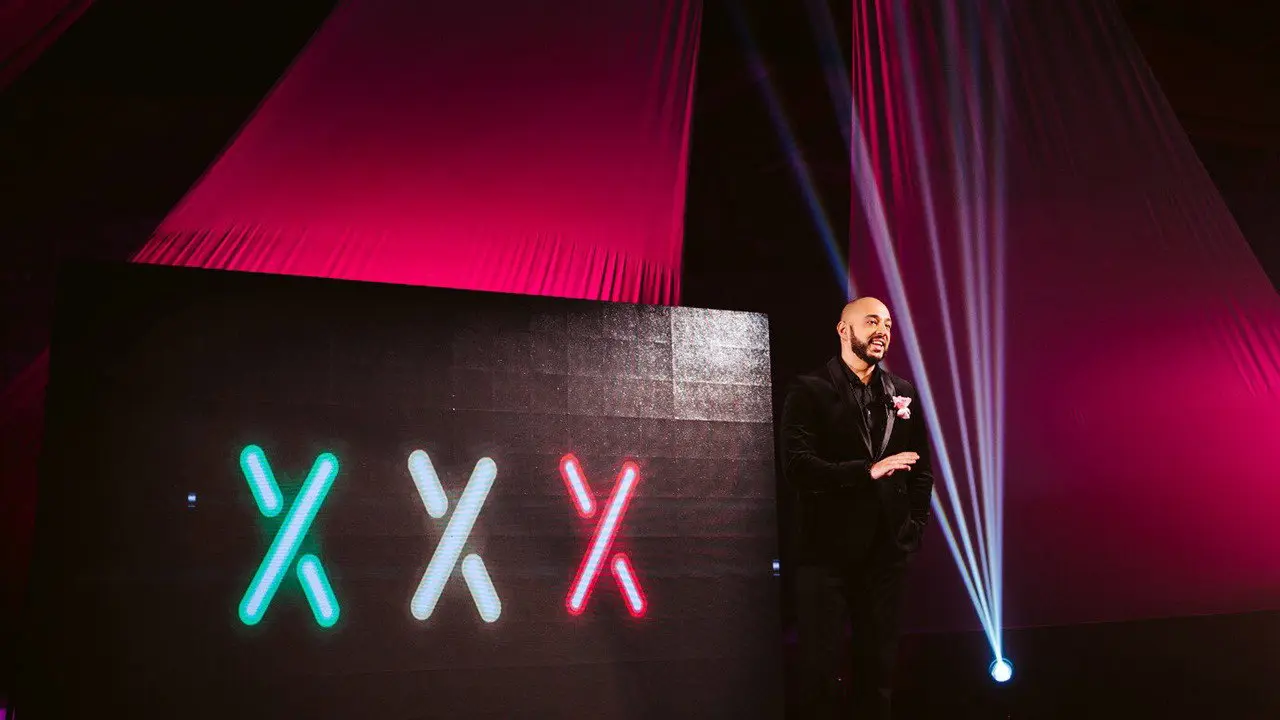 Rui Sinel de Cordes: Prisma backdrop