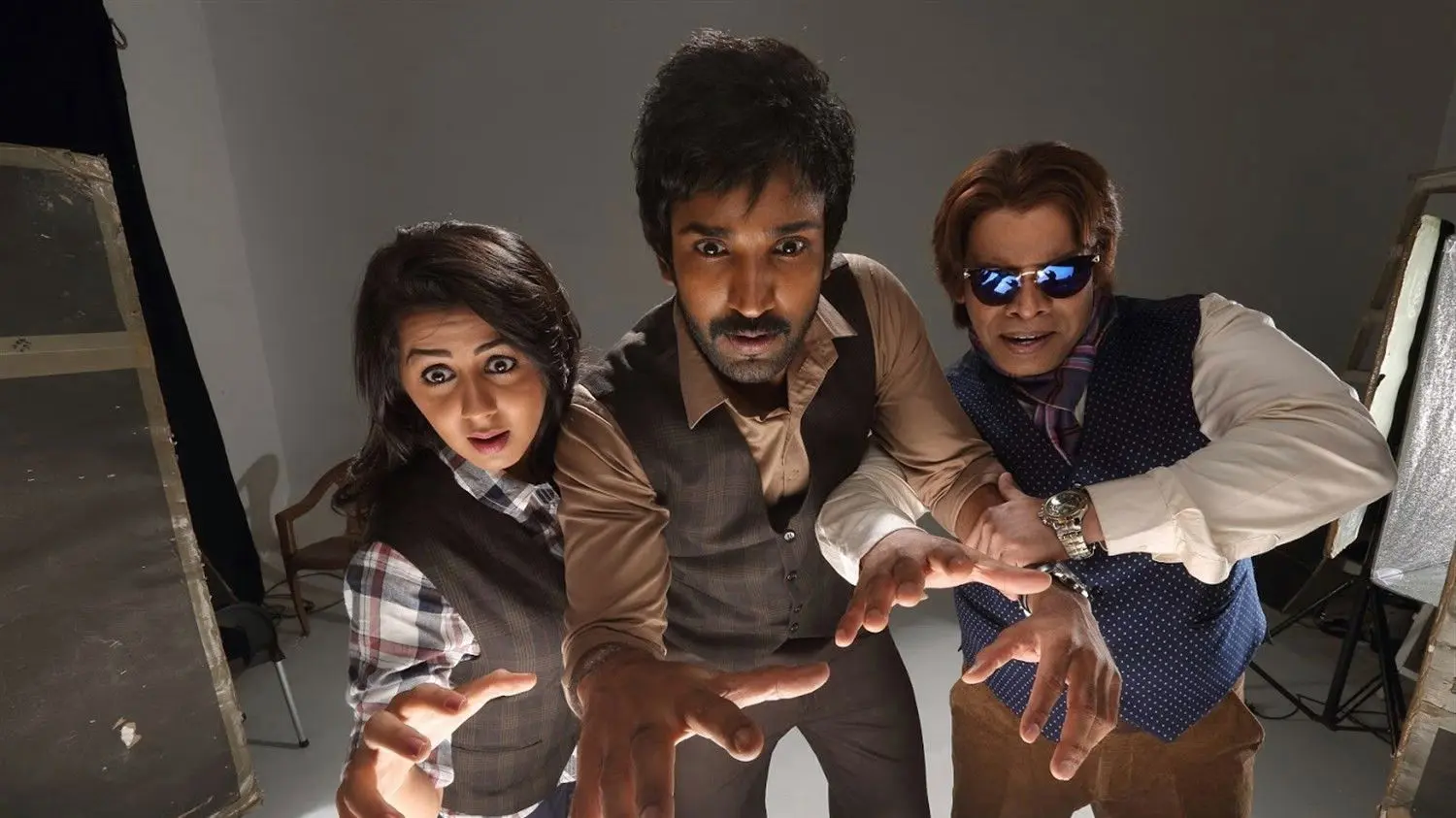 Maragadha Naanayam backdrop