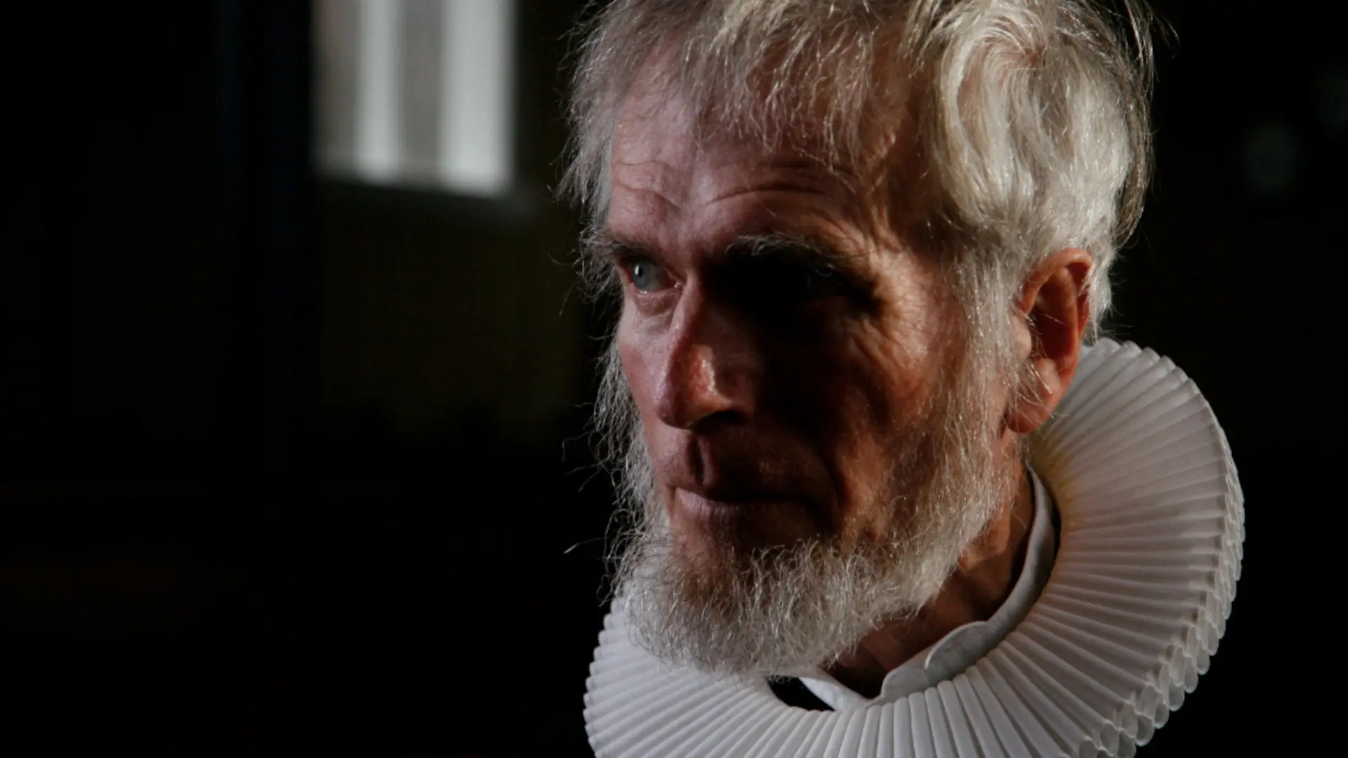 En prest og en plage backdrop