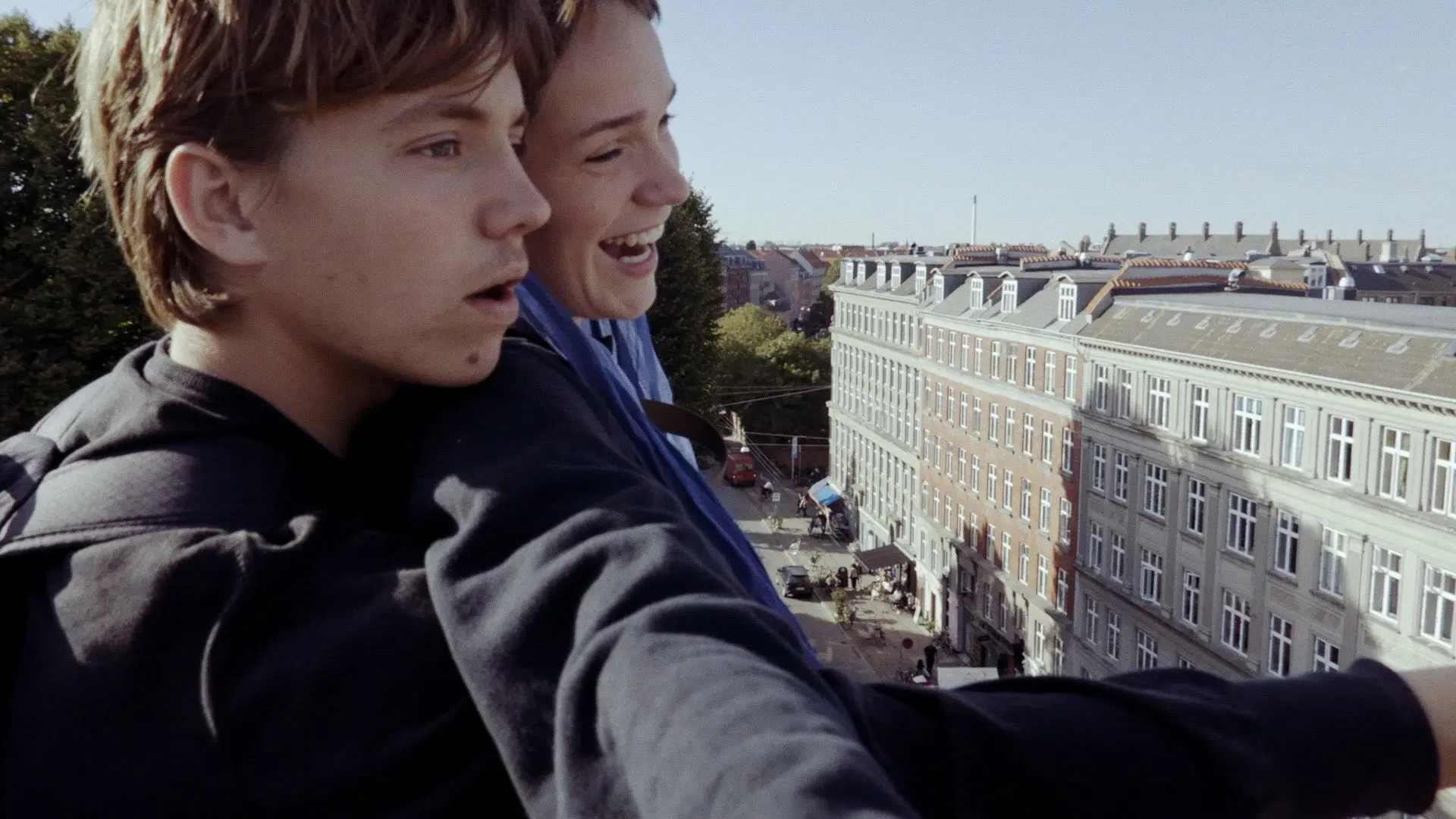 Skjold & Isabel backdrop