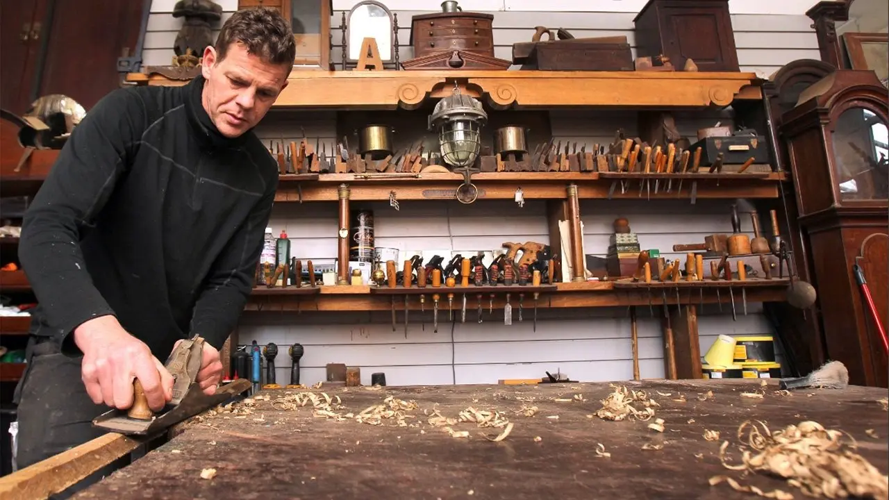 Salvage Hunters: The Restorers backdrop