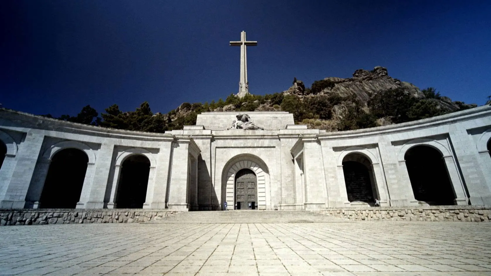 Megaestructuras franquistas backdrop