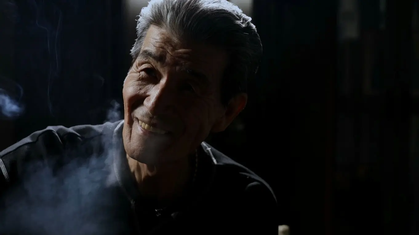 Chang Akio, Fallen leaves in sea backdrop